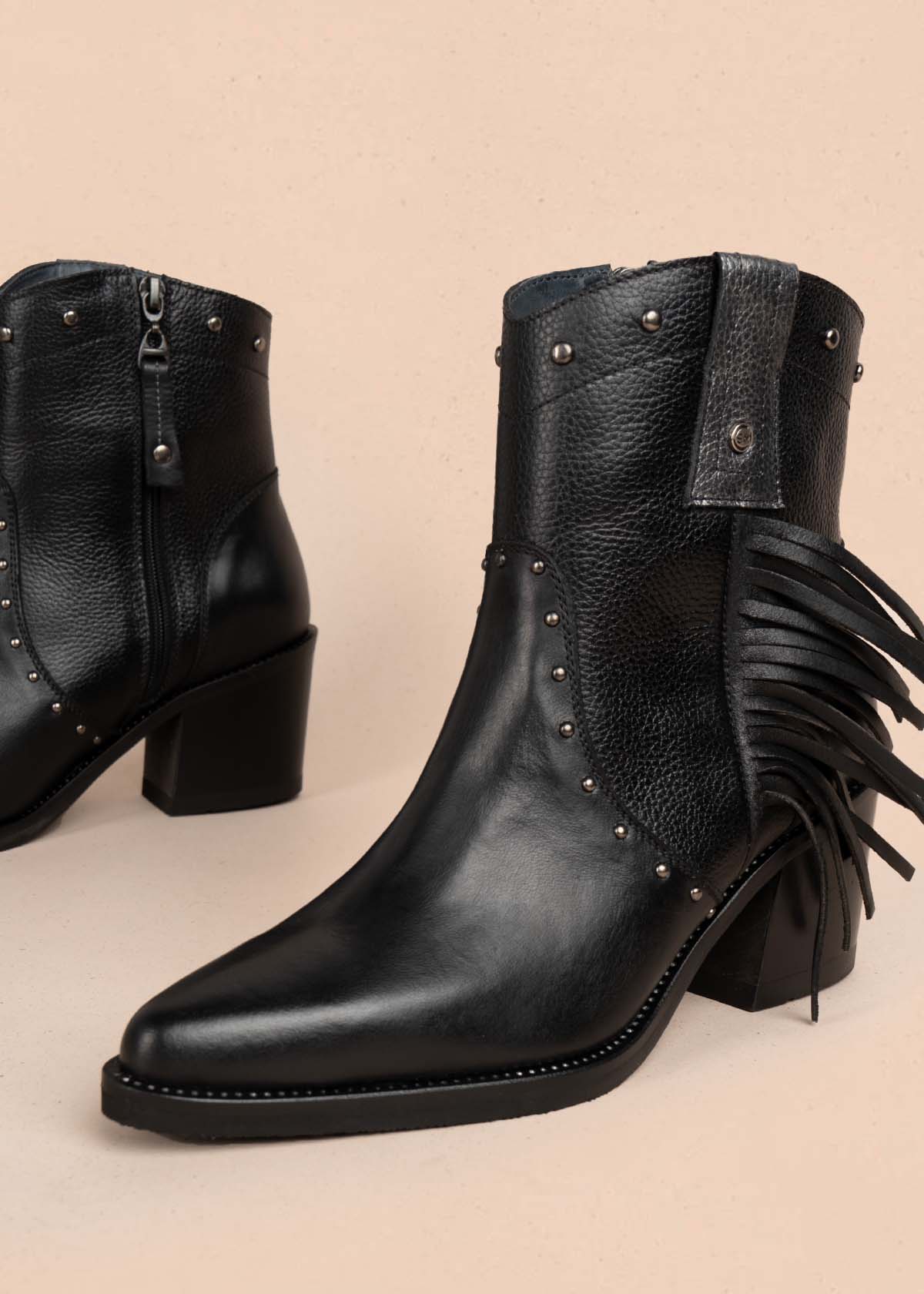 Botines en cuero color negro con taches y flecos 105273
