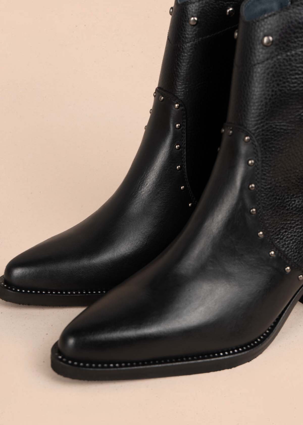Botines en cuero color negro con taches y flecos 105273