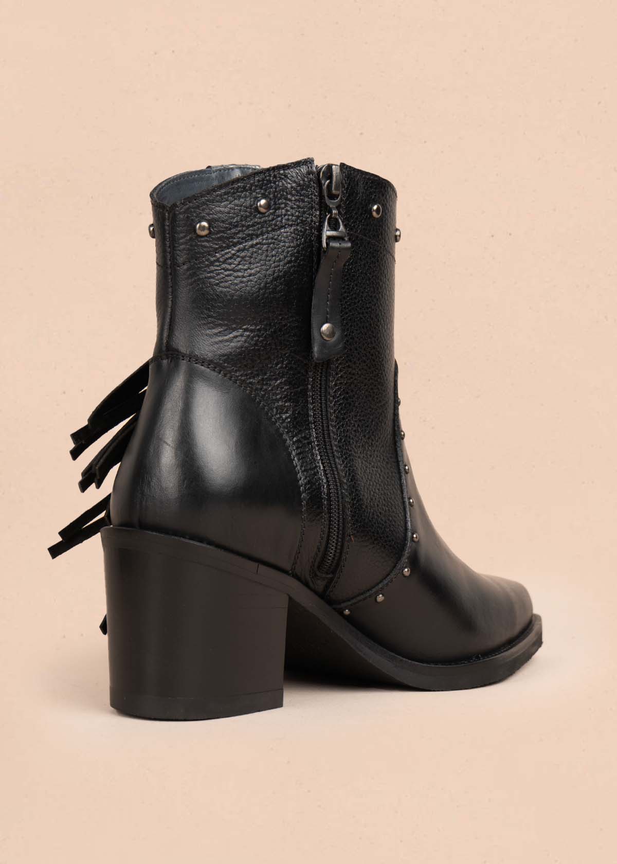 Botines en cuero color negro con taches y flecos 105273