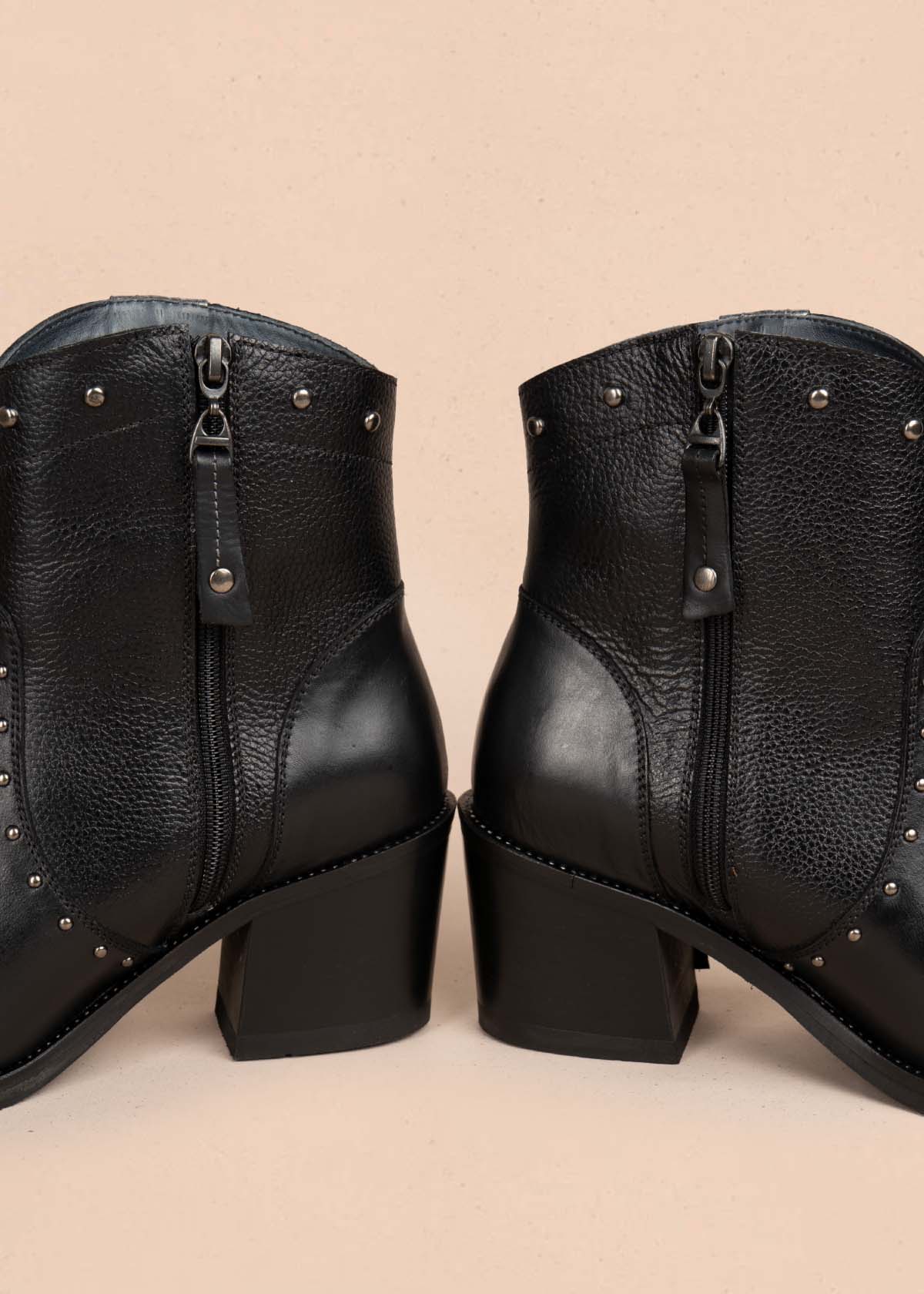 Botines en cuero color negro con taches y flecos 105273
