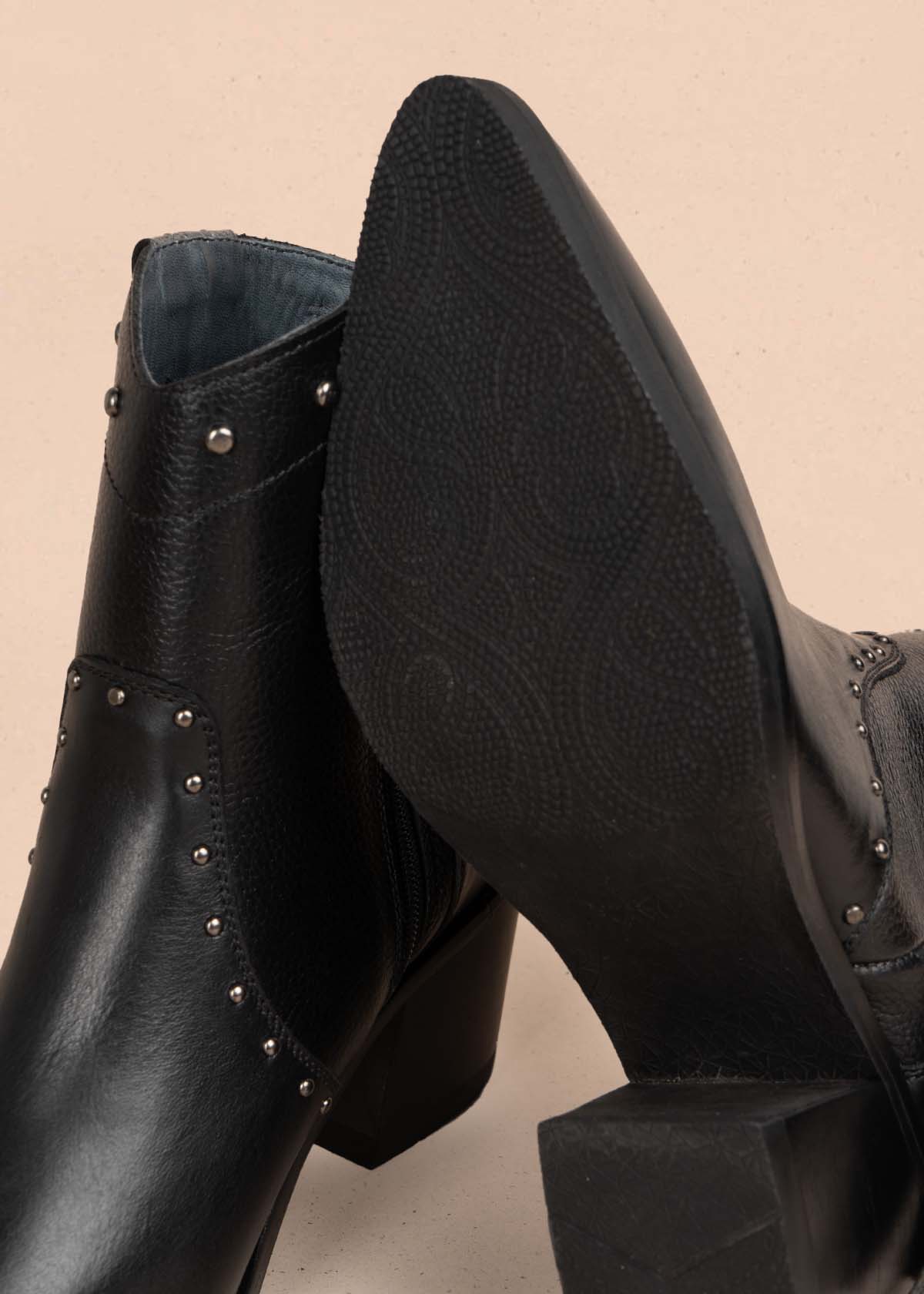 Botines en cuero color negro con taches y flecos 105273