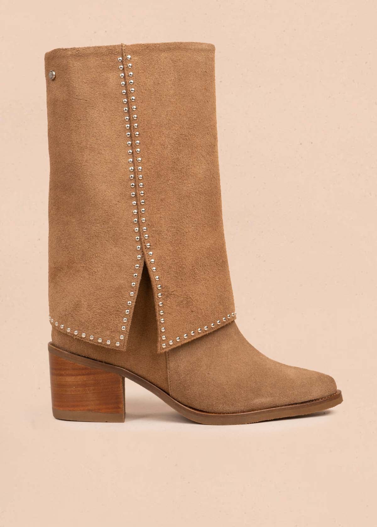 Botas en cuero color tabaco con taches 105274