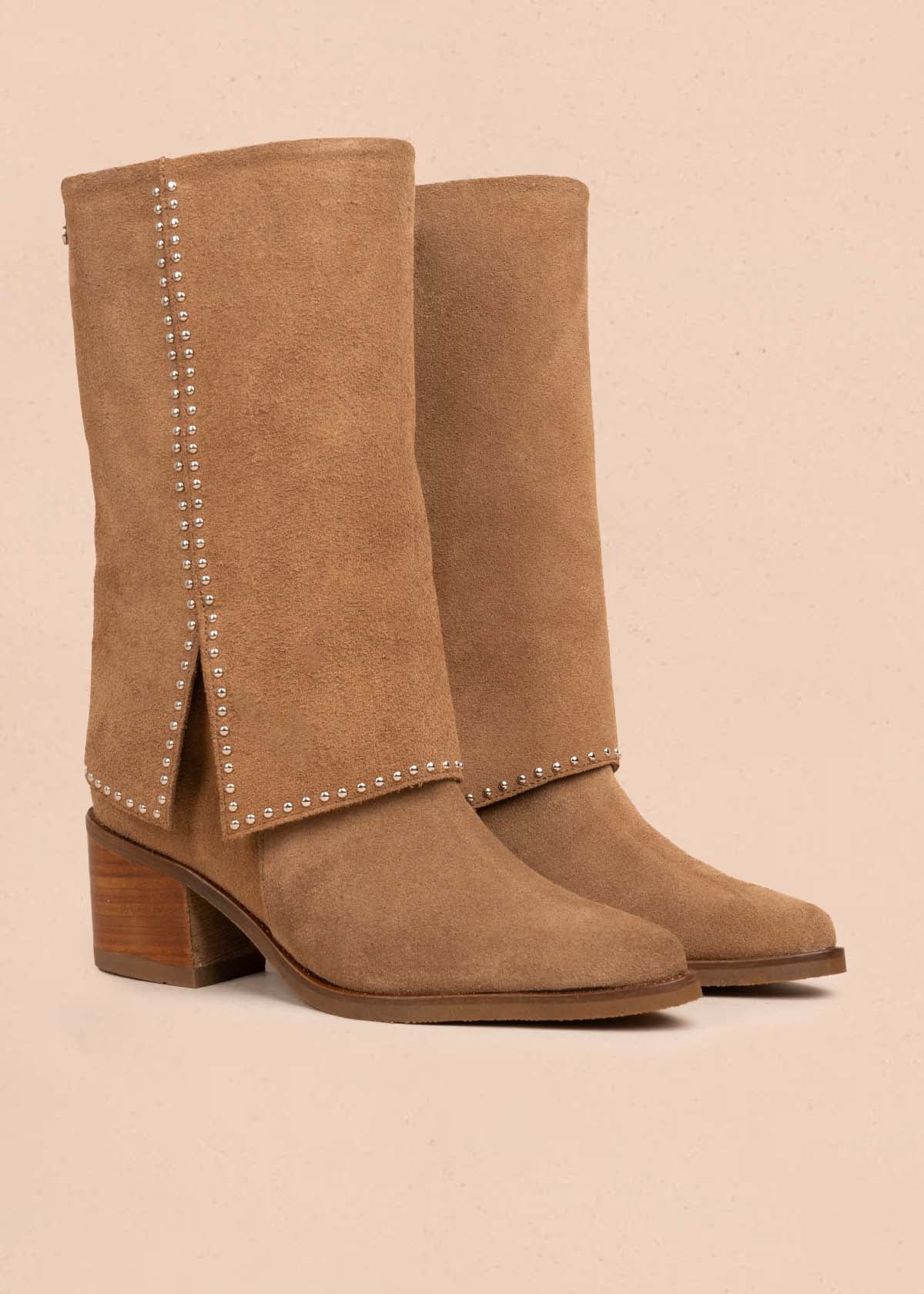 Botas en cuero color tabaco con taches 105274
