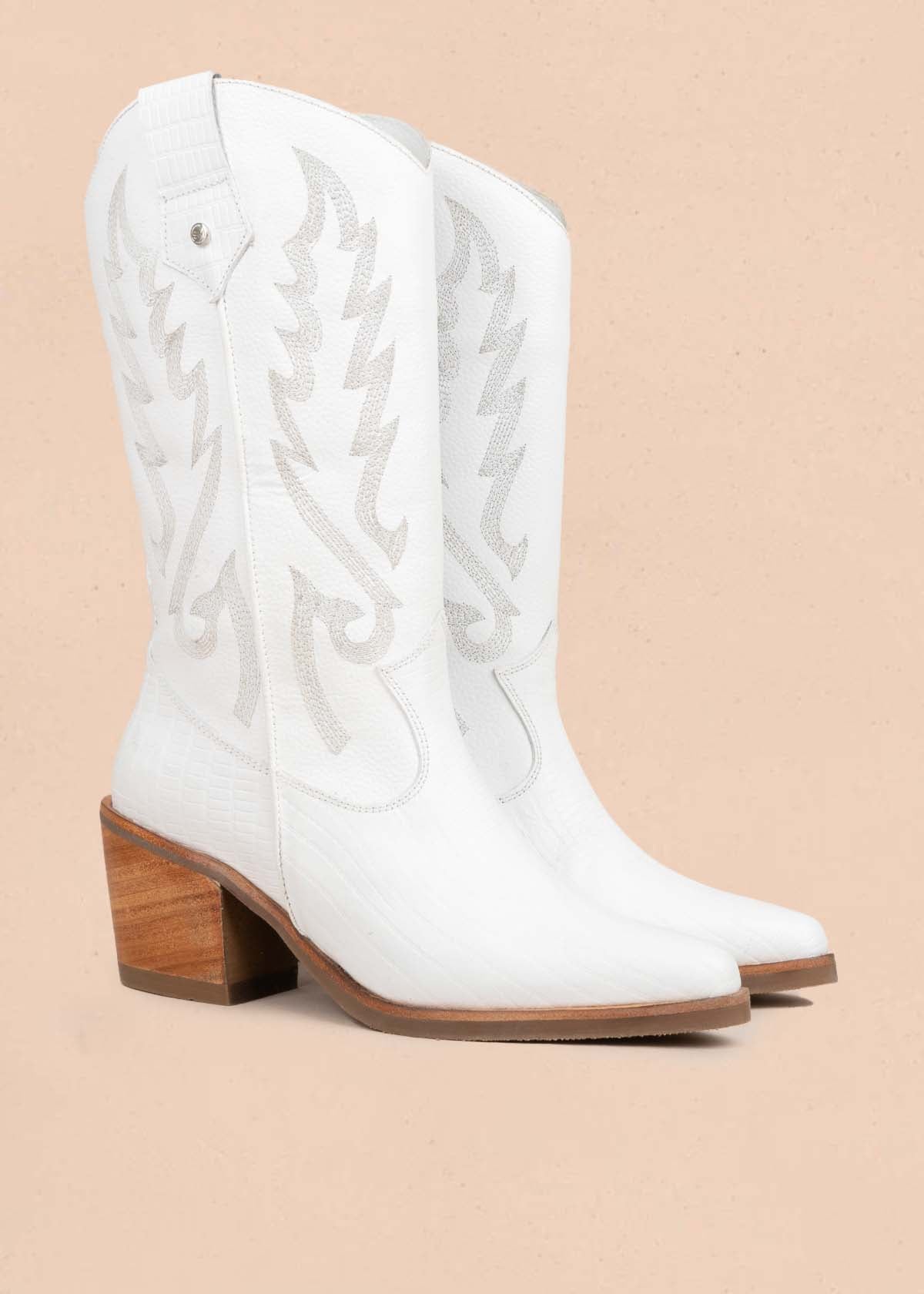 Botas en cuero color blanco con bordado 105275