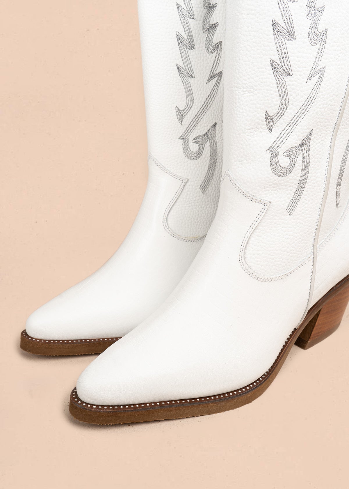 Botas en cuero color blanco con bordado 105275