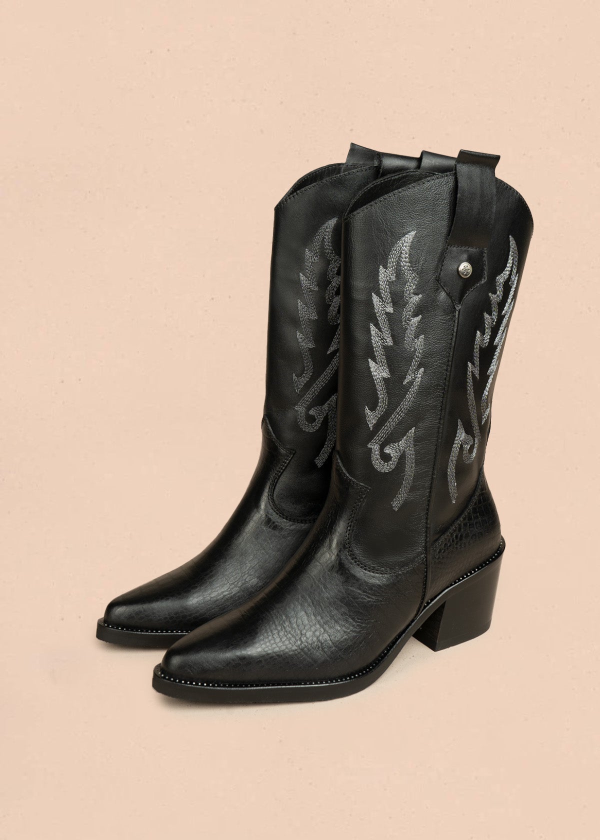 Botas de cuero color negro con bordado 105275