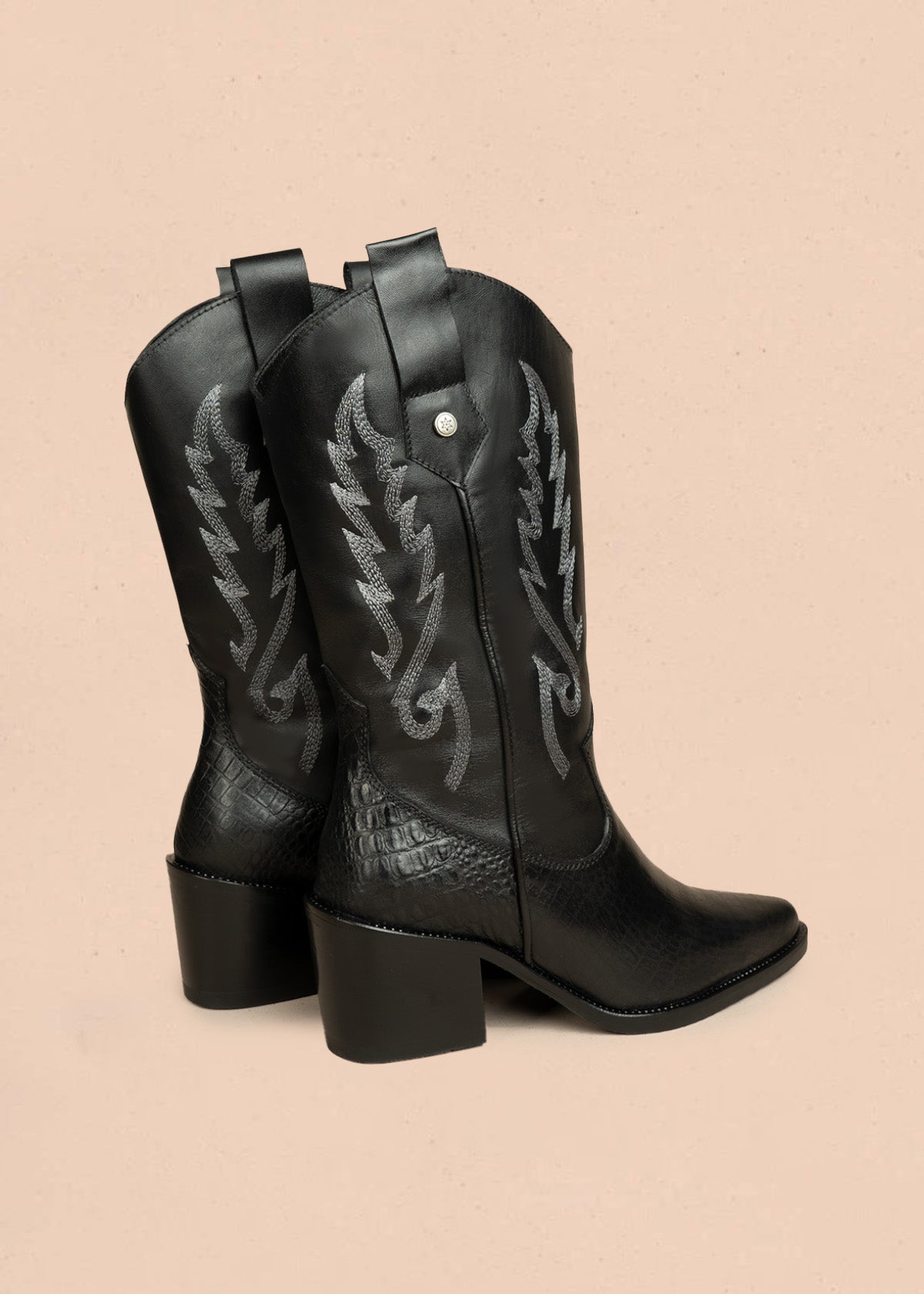 Botas de cuero color negro con bordado 105275