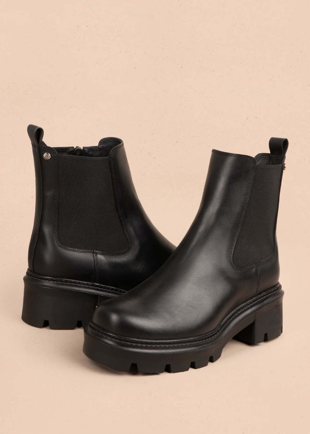 Botines en cuero color negro con resorte lateral 105276