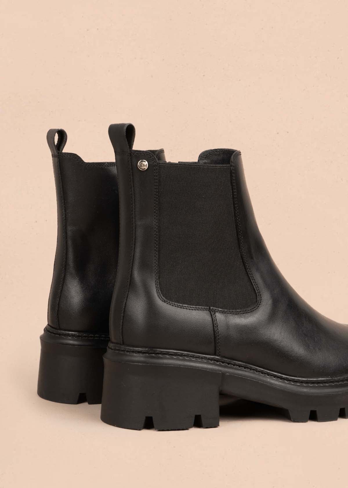 Botines en cuero color negro con resorte lateral 105276