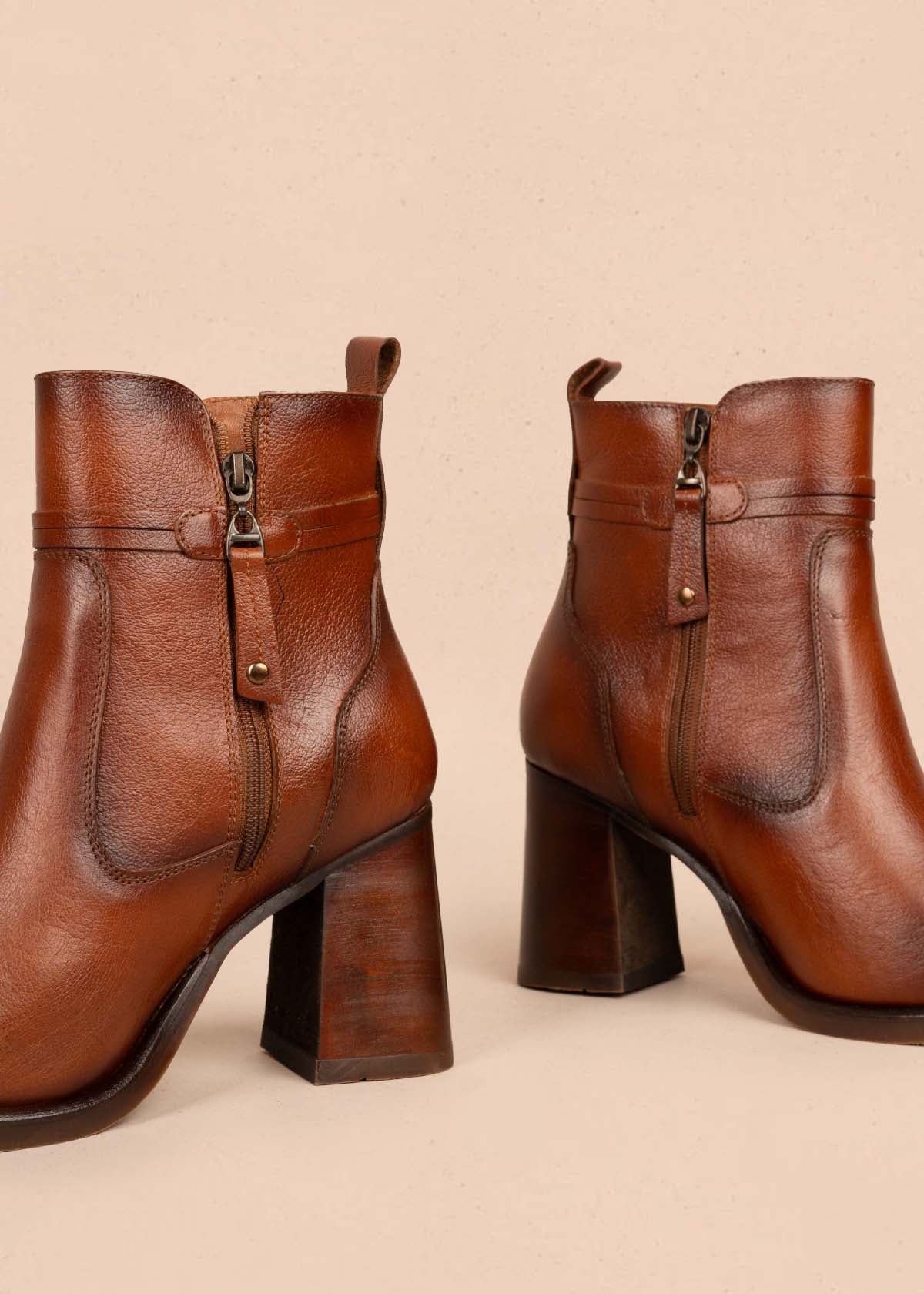 Botines en cuero color miel con cierre lateral 105278