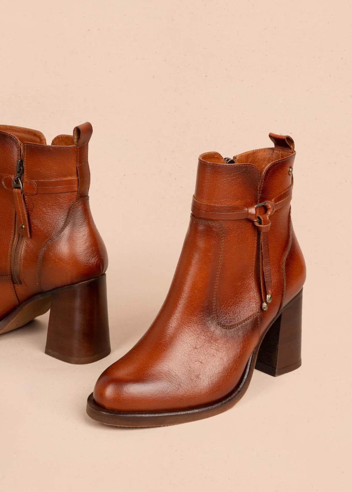 Botines en cuero color miel con cierre lateral 105278