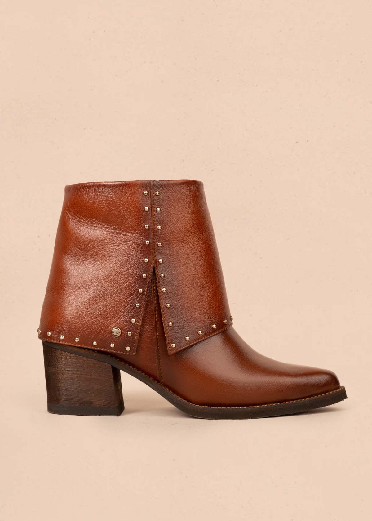 Botines en cuero color miel con taches 105279