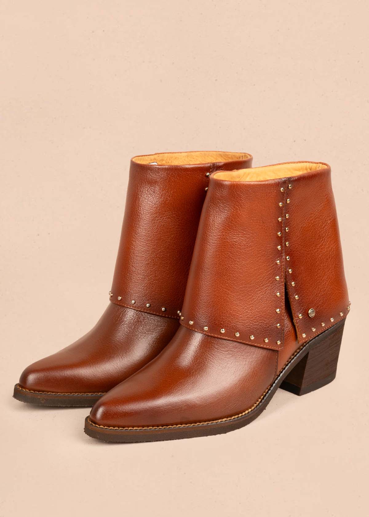 Botines en cuero color miel con taches 105279