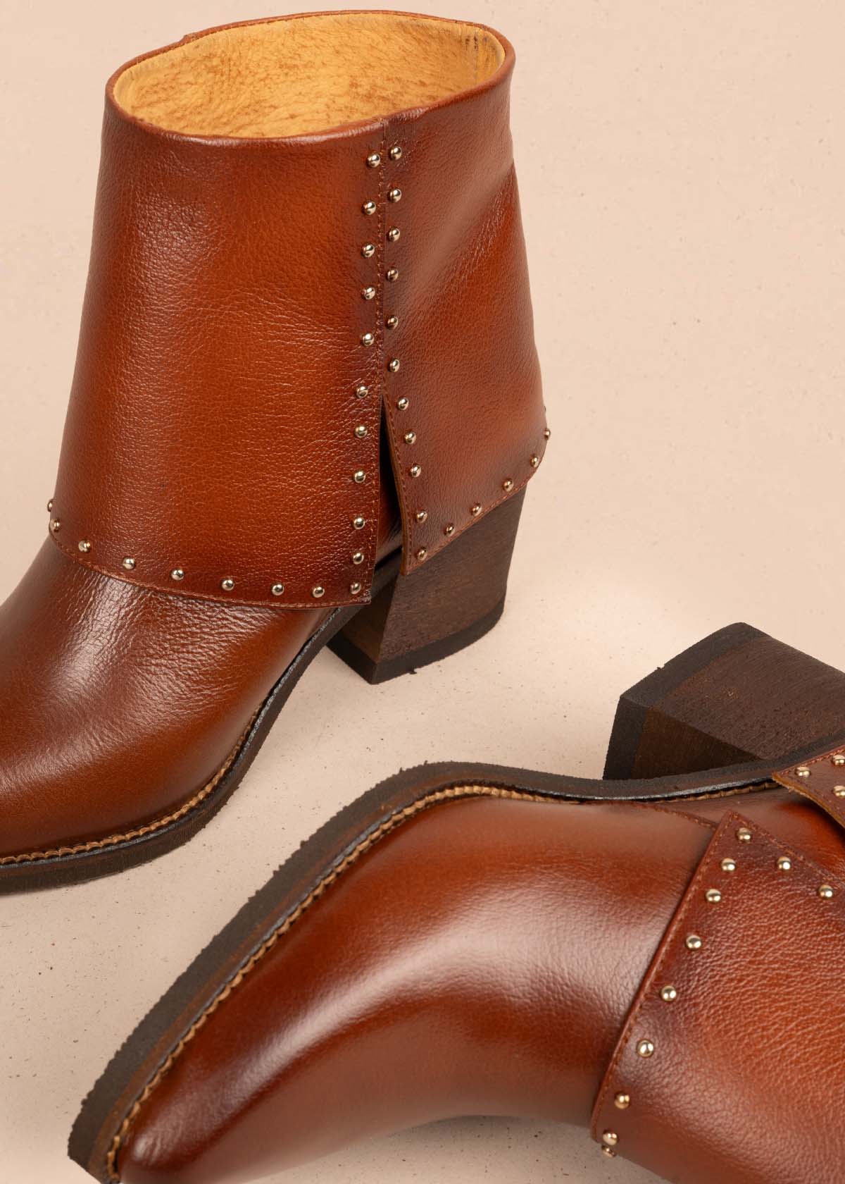 Botines en cuero color miel con taches 105279