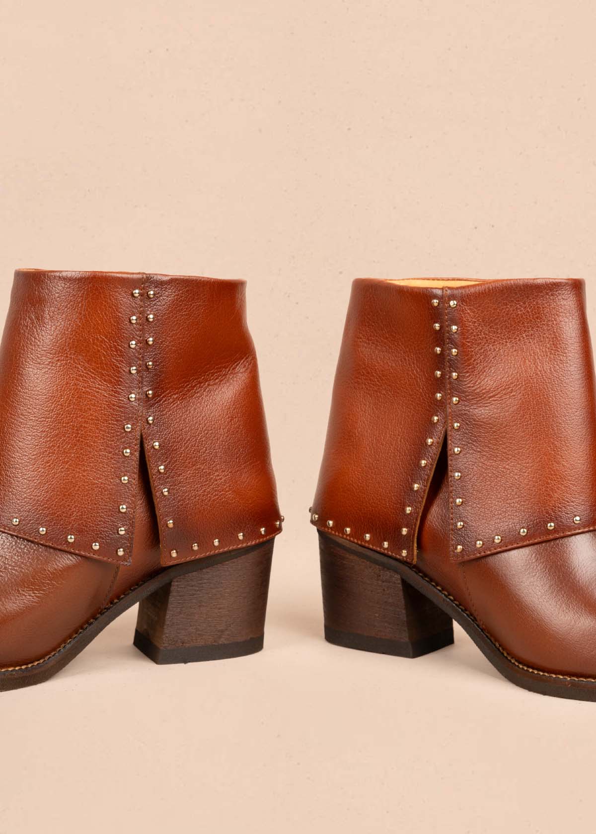 Botines en cuero color miel con taches 105279