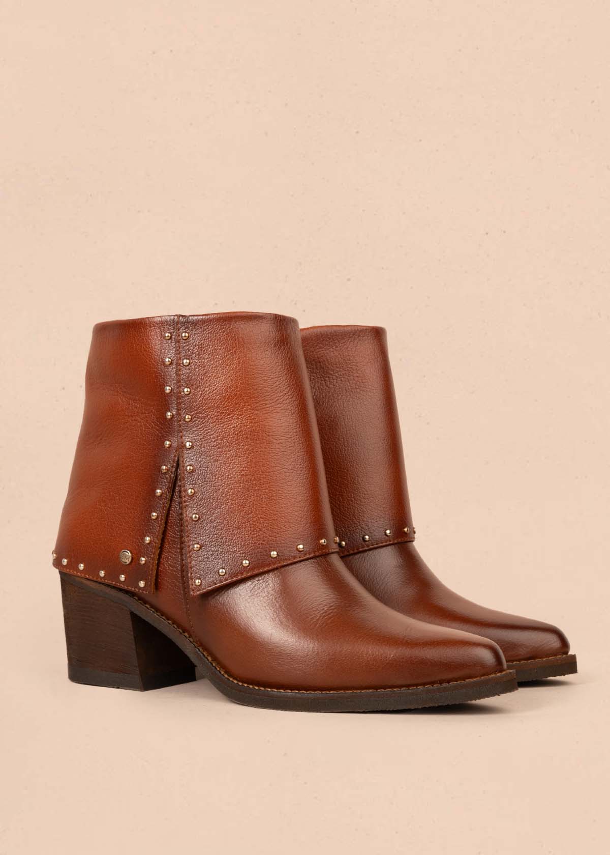 Botines en cuero color miel con taches 105279