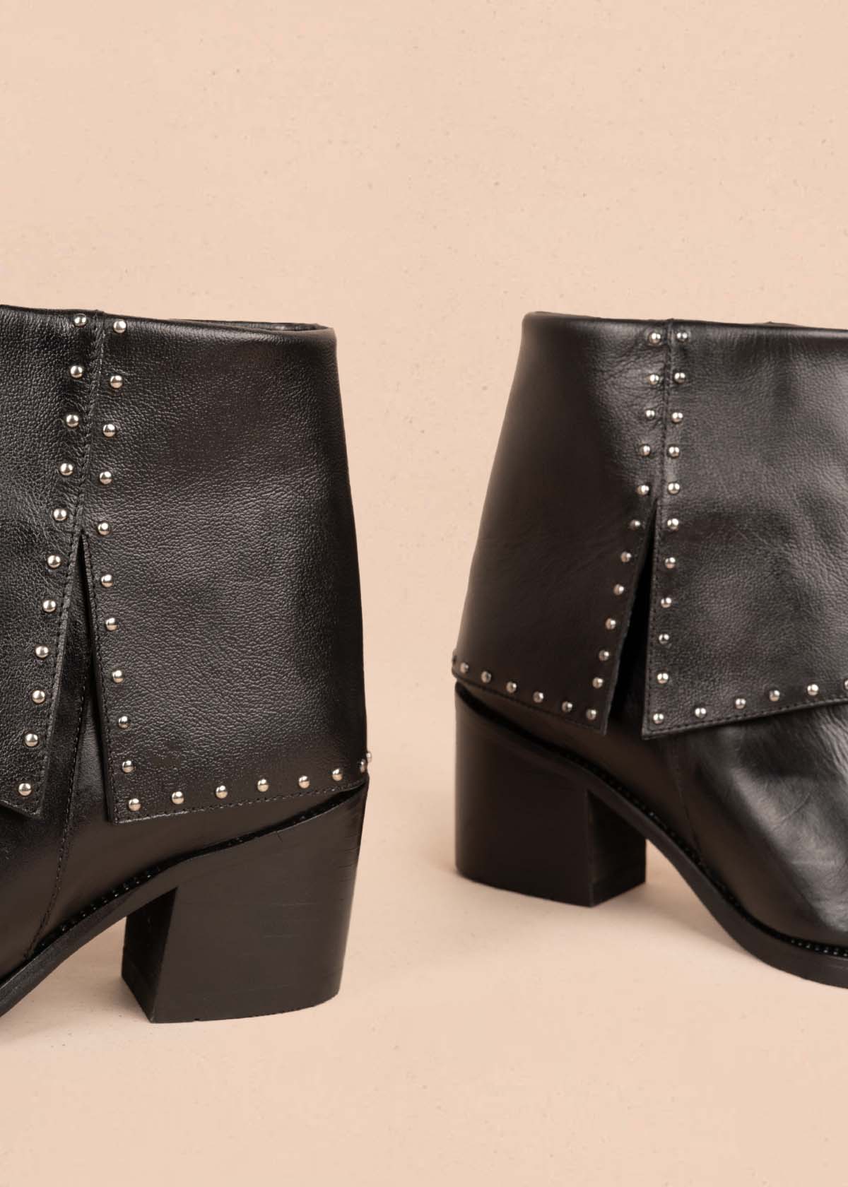 Botines en cuero color negro con taches 105279