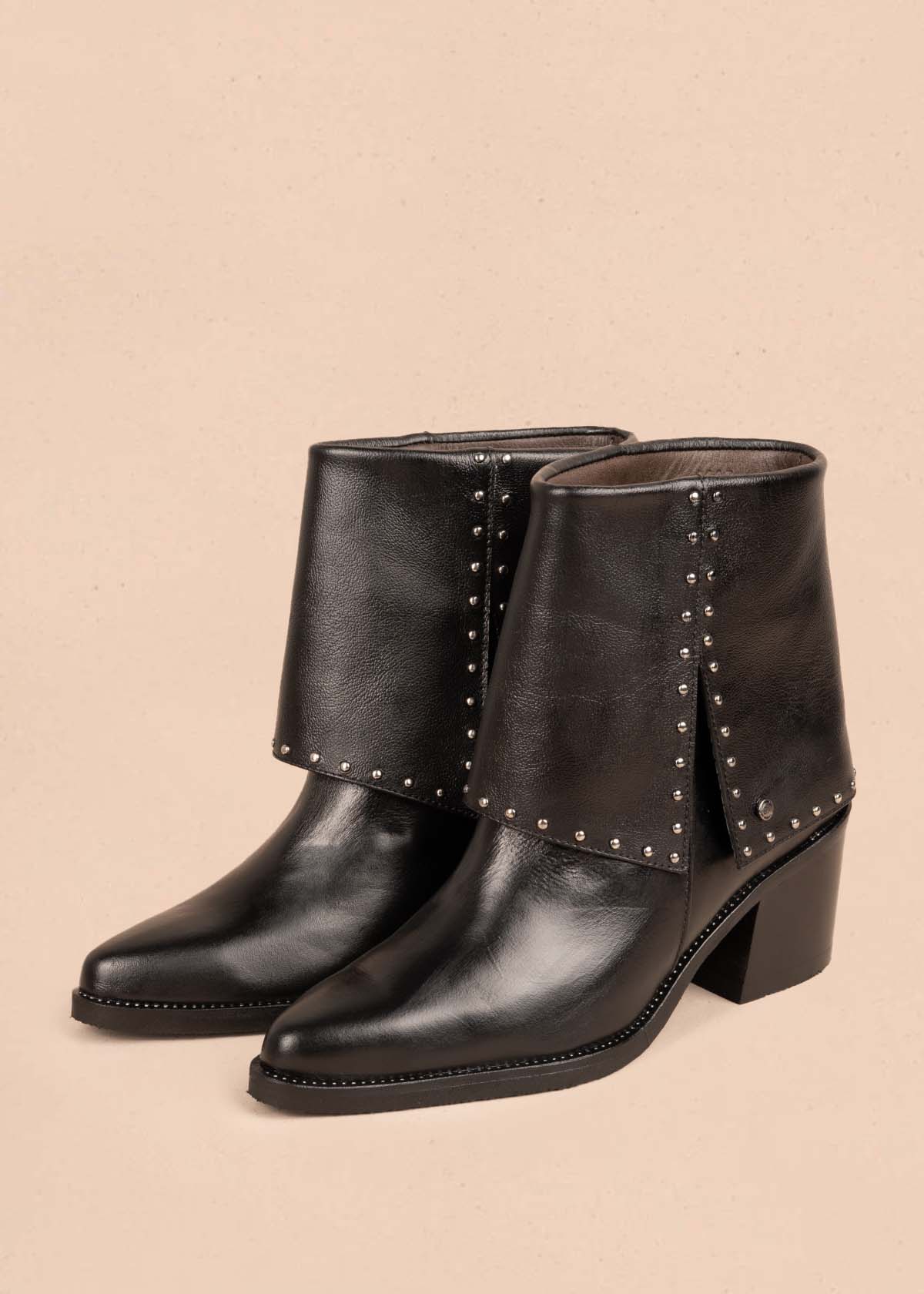 Botines en cuero color negro con taches 105279