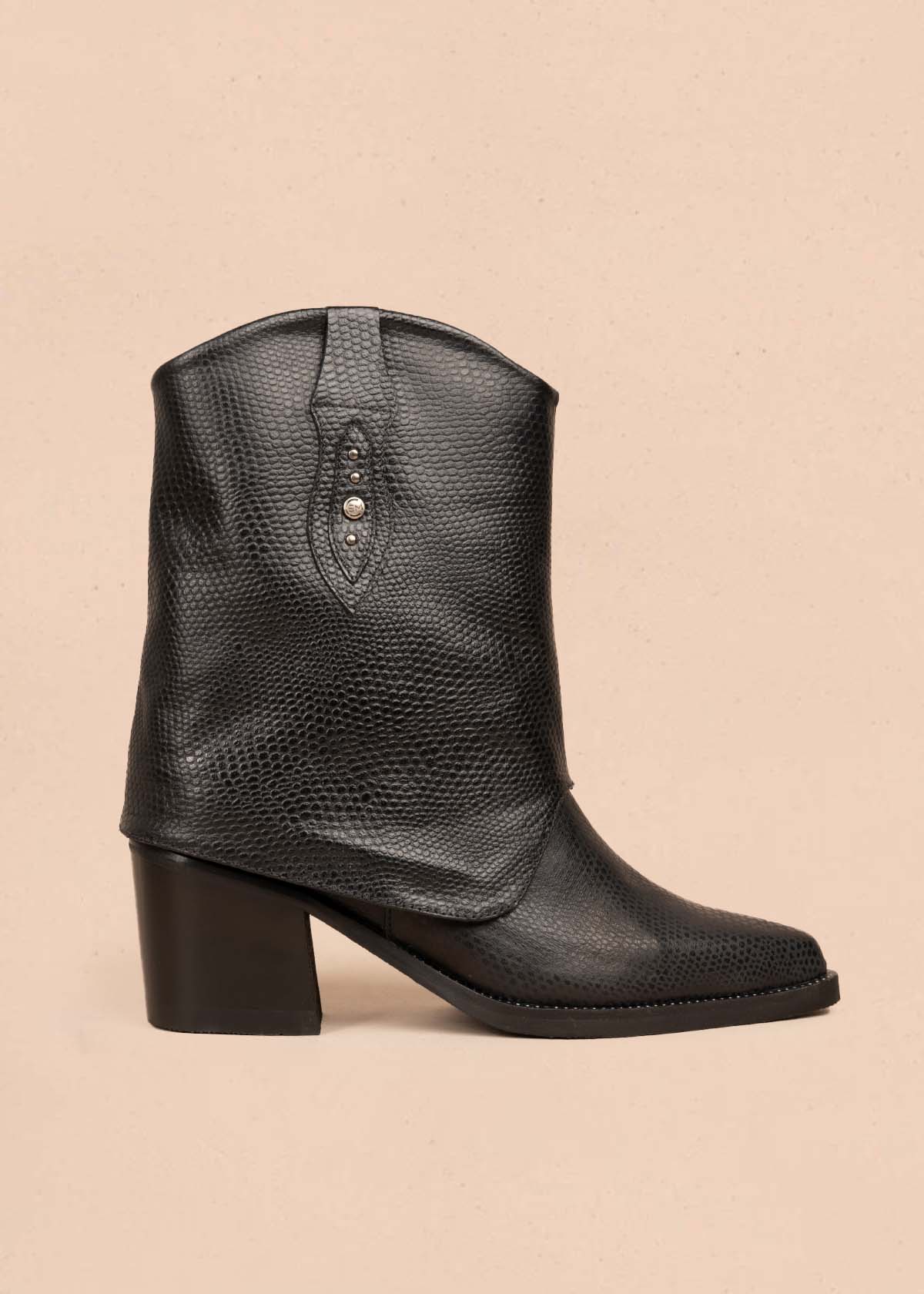 Botas en cuero color negro con textura croco 105280