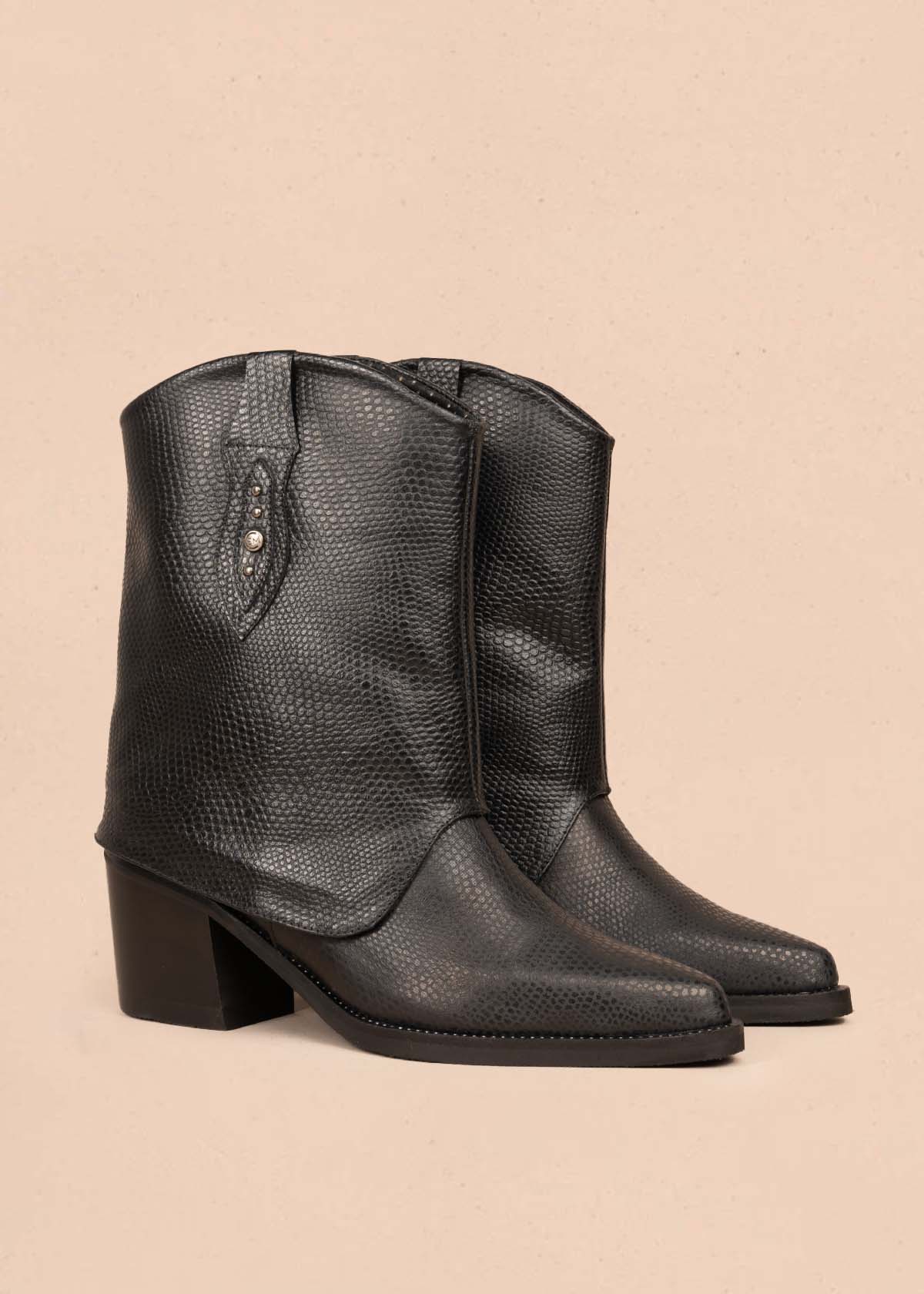 Botas en cuero color negro con textura croco 105280
