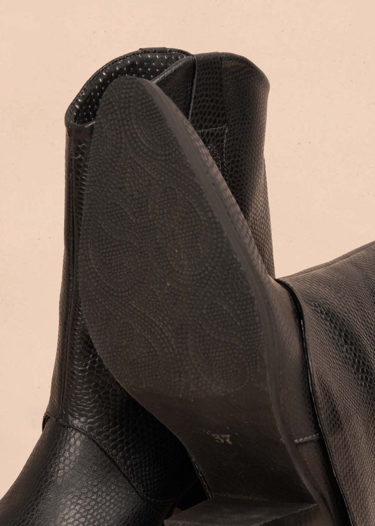 Botas en cuero color negro con textura croco 105280