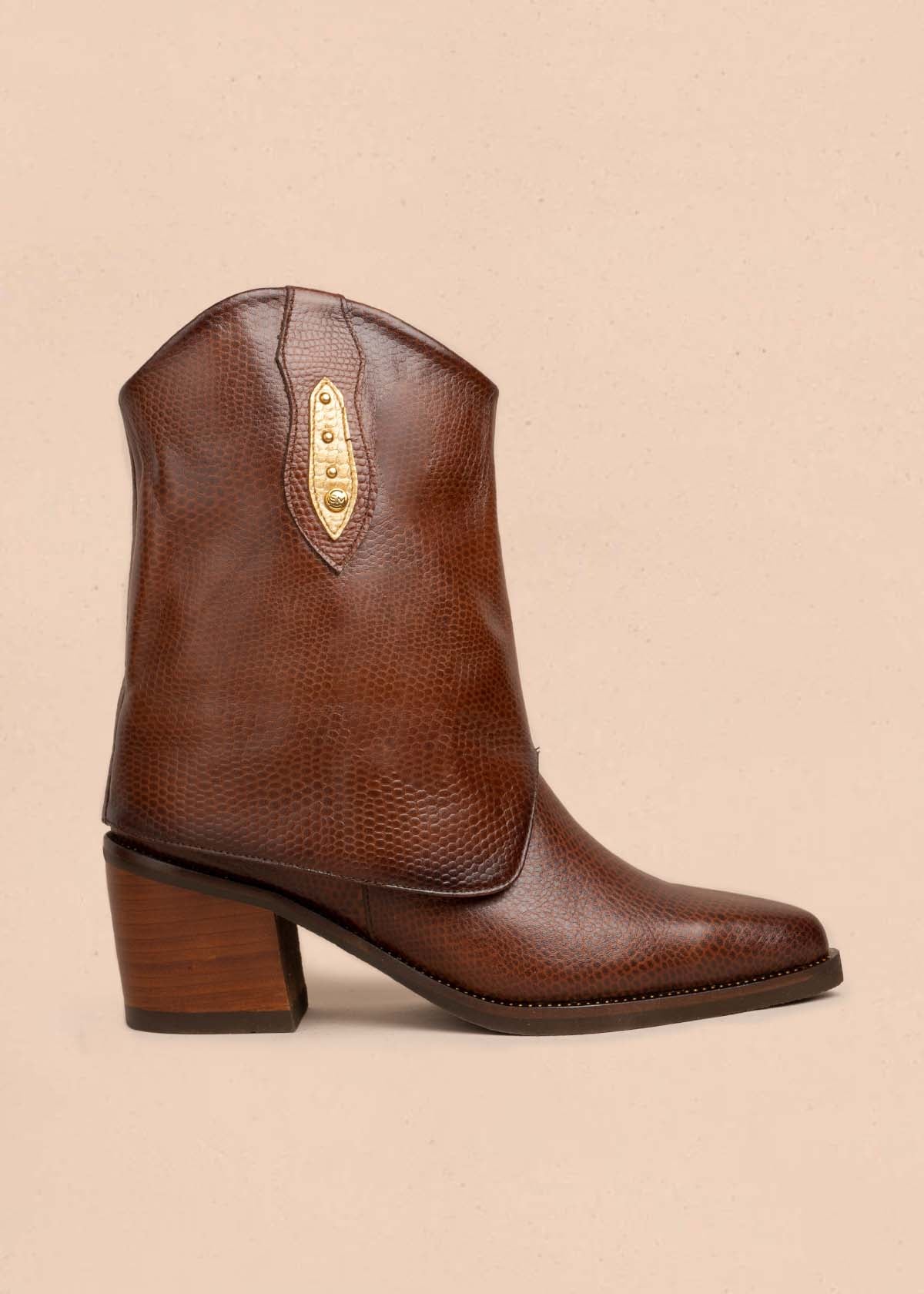 Botas en cuero color tabaco con textura croco 105280