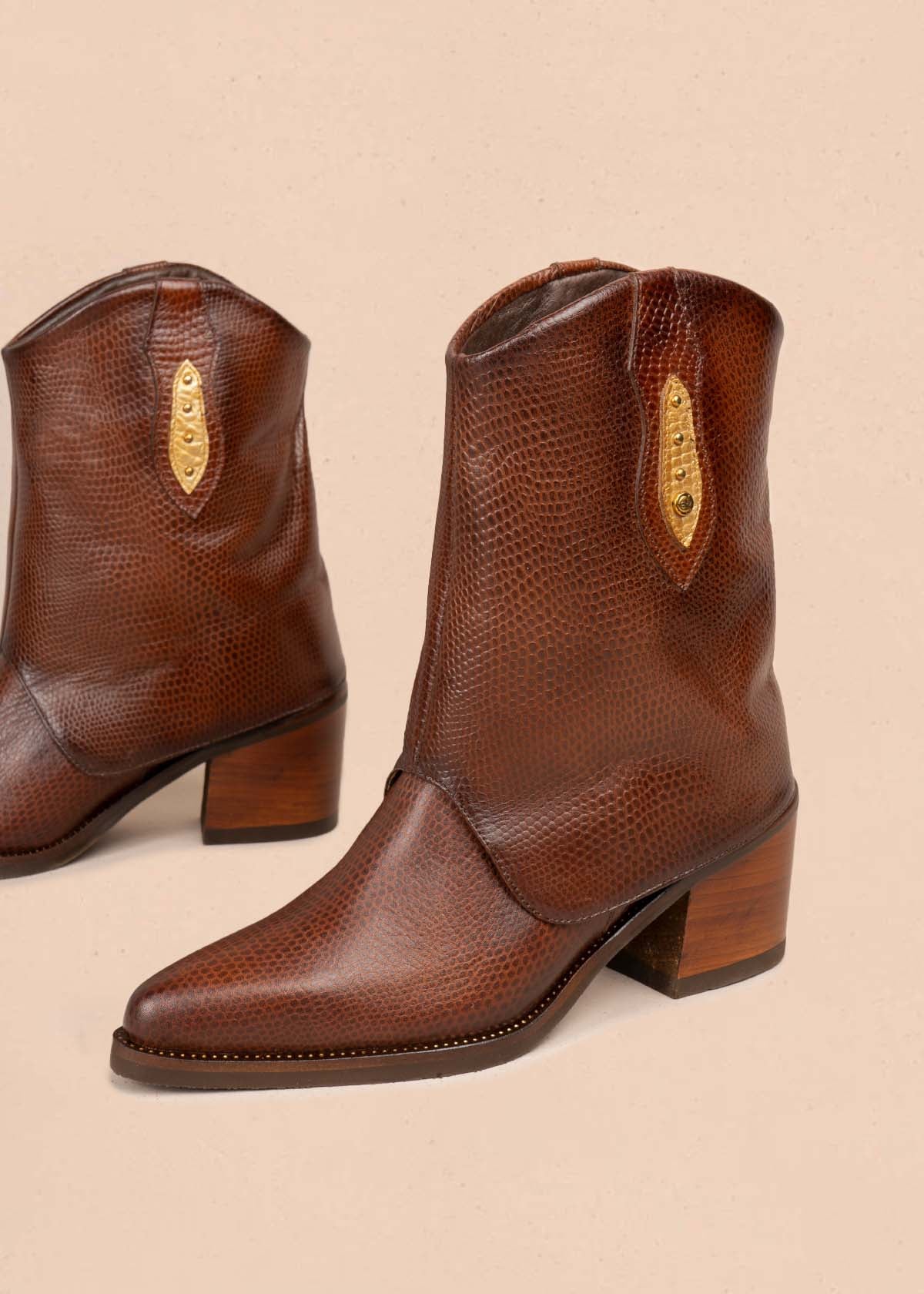 Botas en cuero color tabaco con textura croco 105280