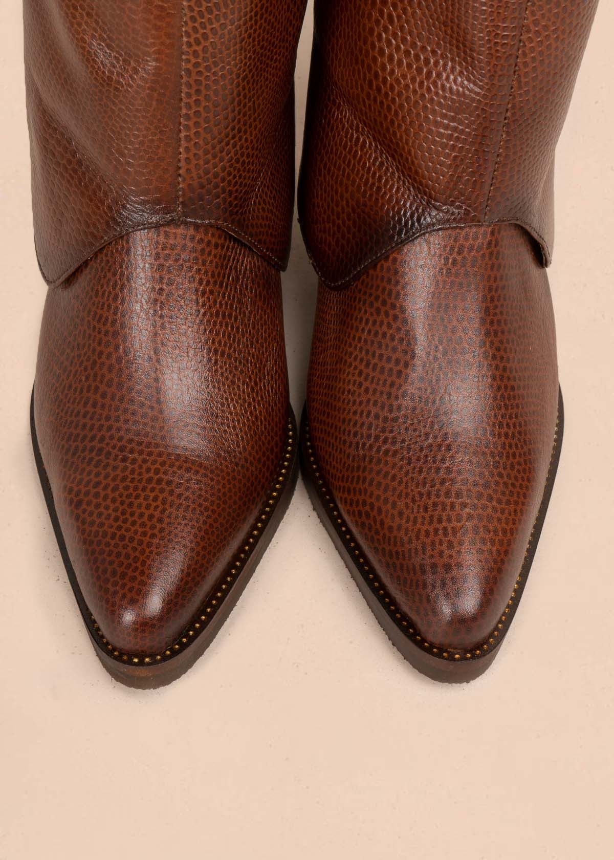 Botas en cuero color tabaco con textura croco 105280