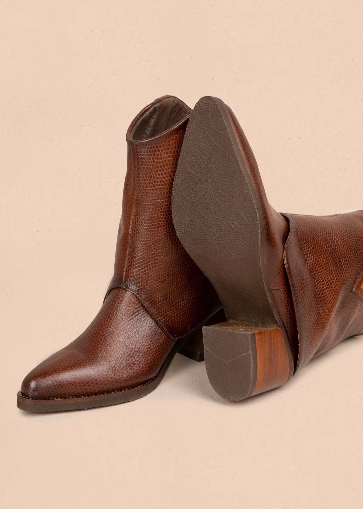 Botas en cuero color tabaco con textura croco 105280