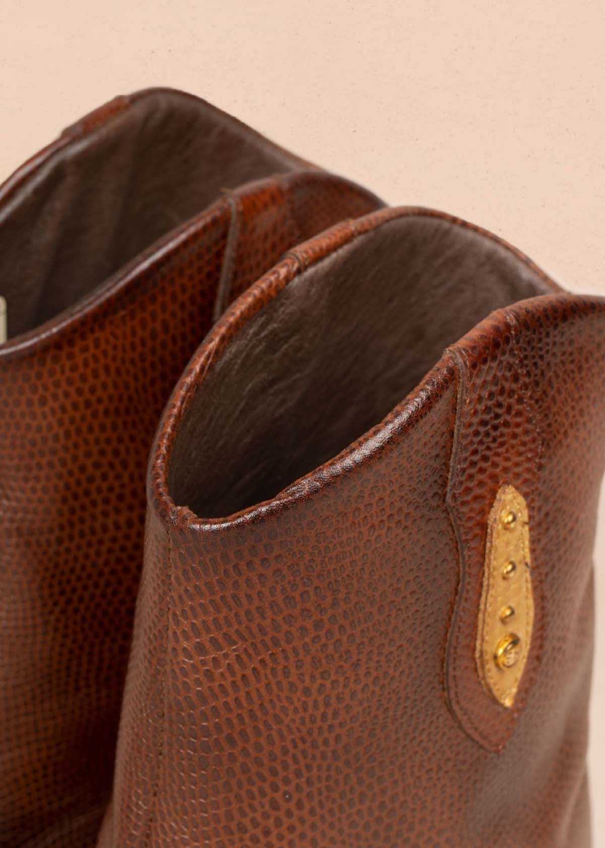 Botas en cuero color tabaco con textura croco 105280