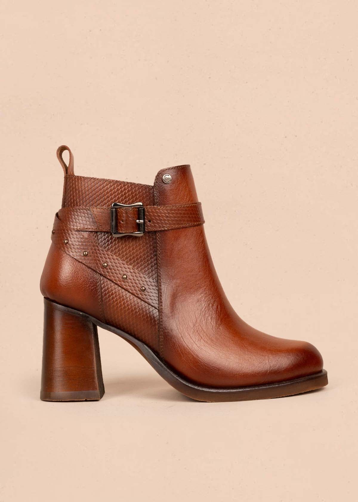 Botines en cuero color café con correas y taches 105281