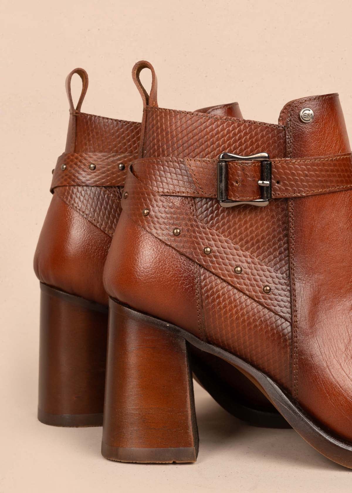 Botines en cuero color café con correas y taches 105281