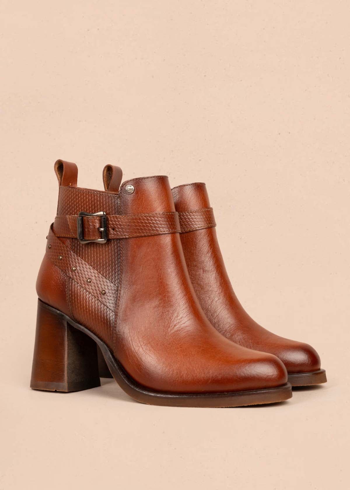 Botines en cuero color café con correas y taches 105281