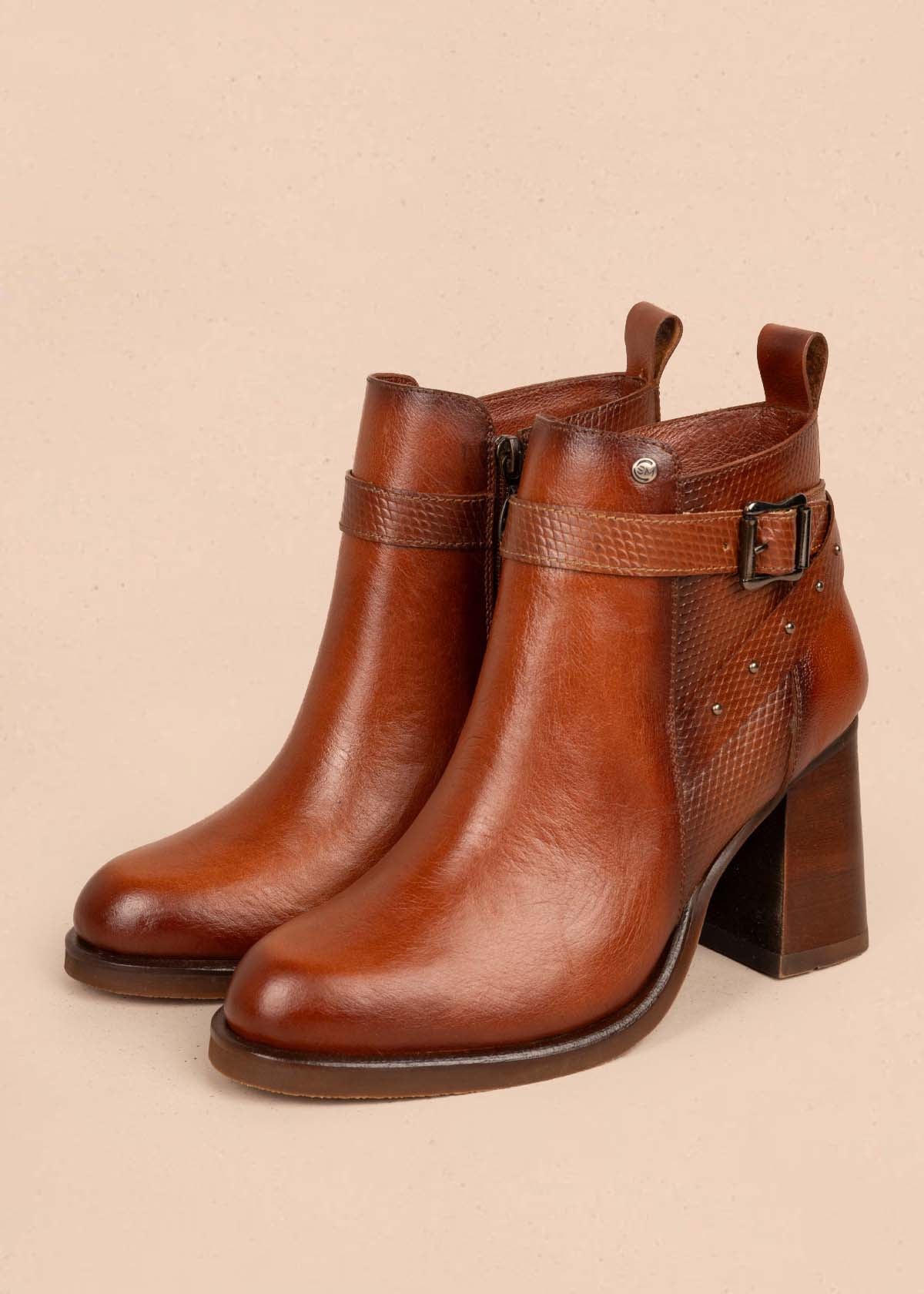 Botines en cuero color café con correas y taches 105281