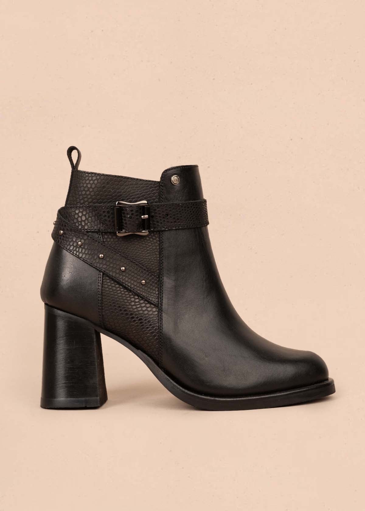 Botines en cuero color negro con correas y taches 105281