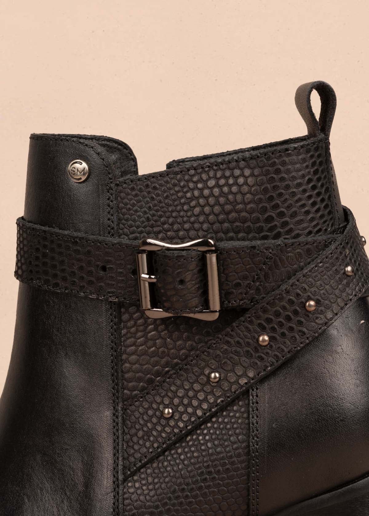 Botines en cuero color negro con correas y taches 105281