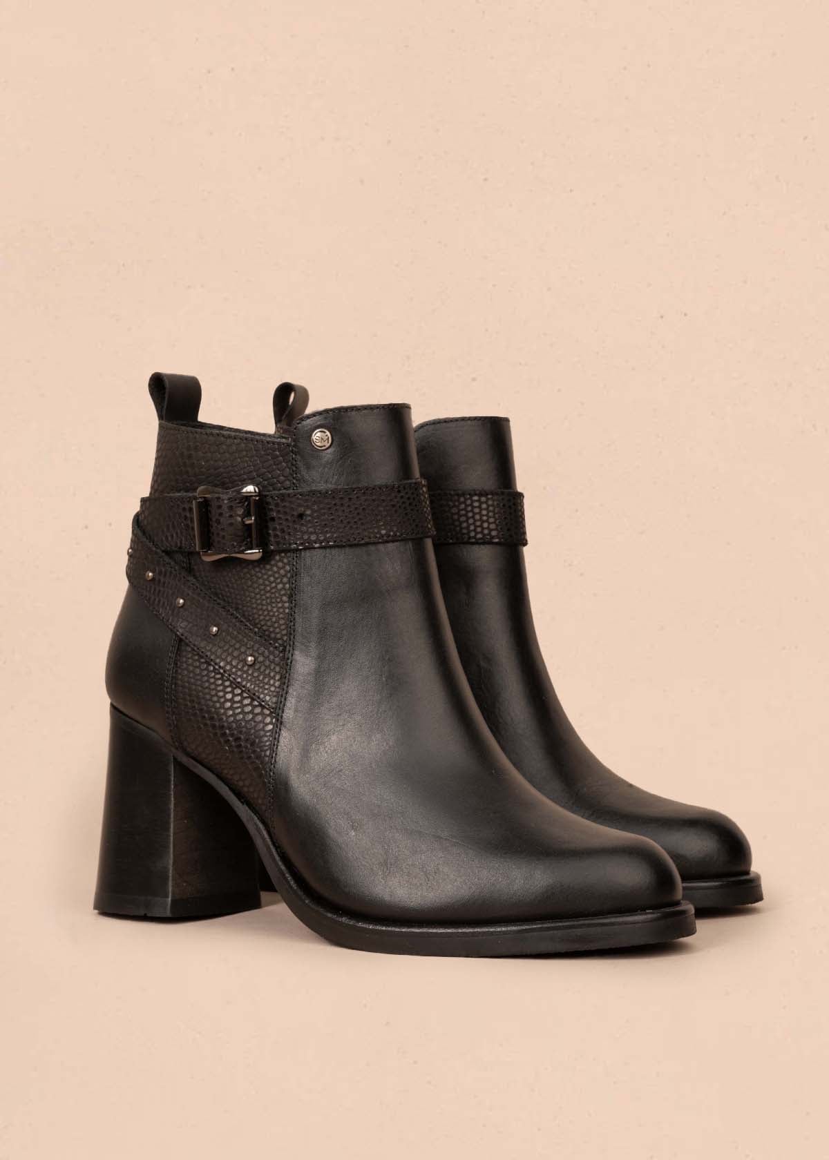 Botines en cuero color negro con correas y taches 105281