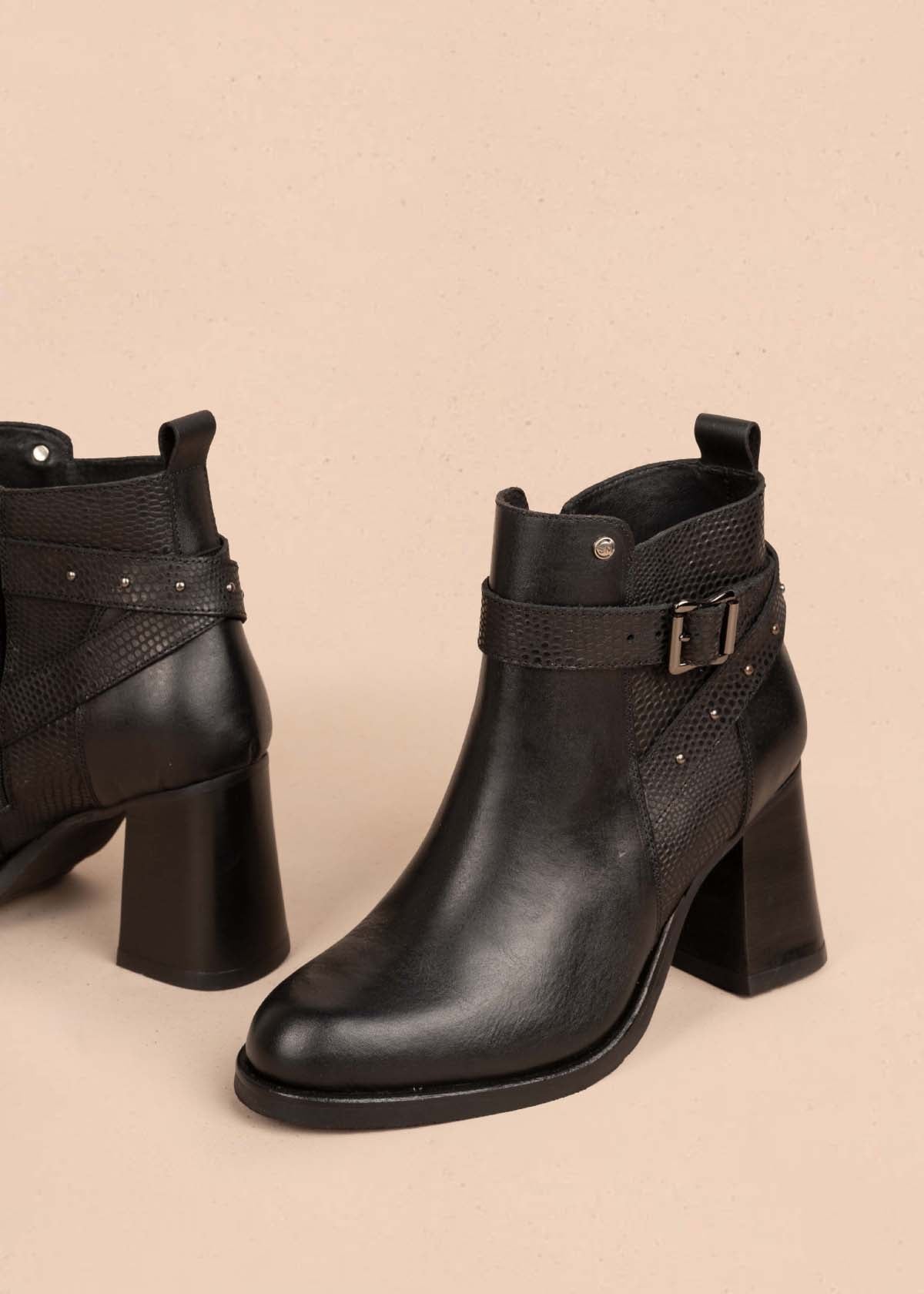 Botines en cuero color negro con correas y taches 105281