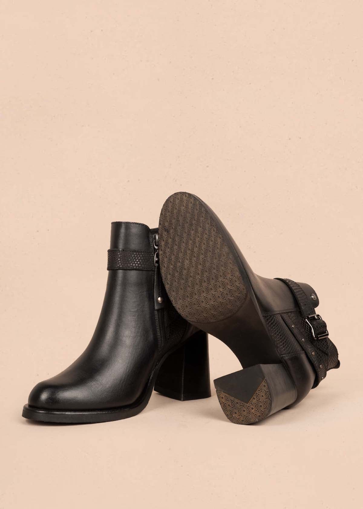 Botines en cuero color negro con correas y taches 105281