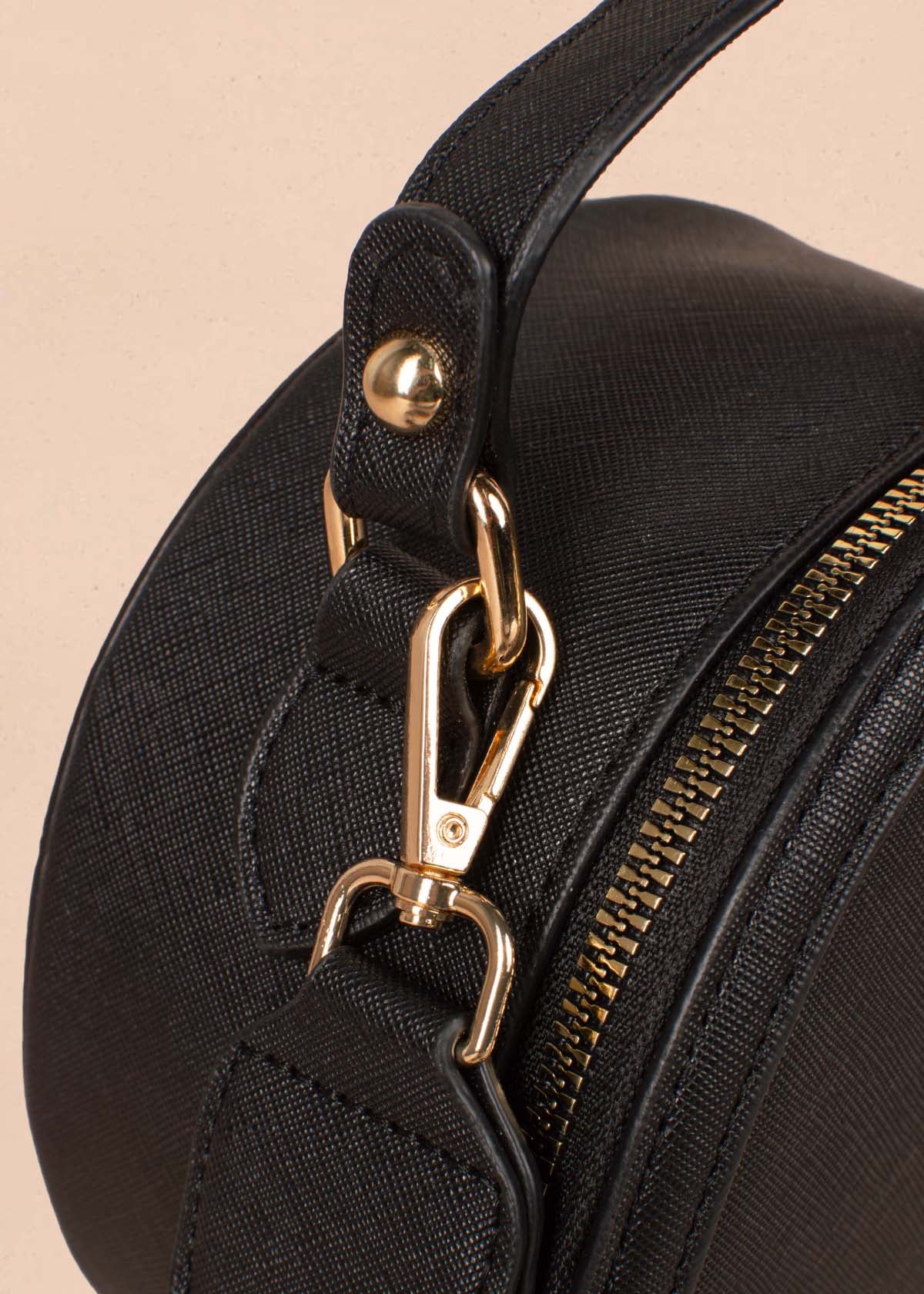 Bolso tipo bandolera color negro 105293