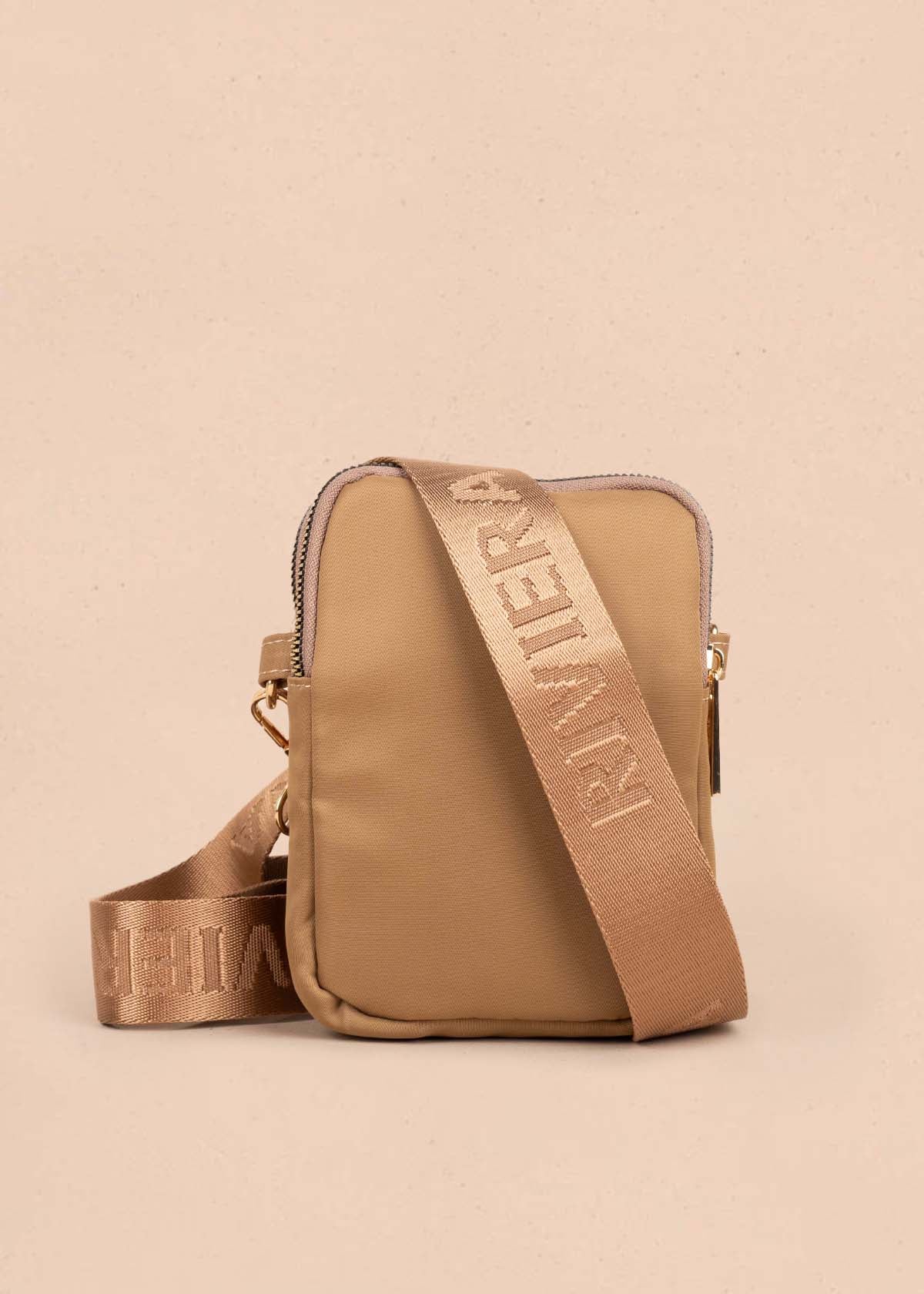 Porta celular color camel con bolsillo frontal 105304
