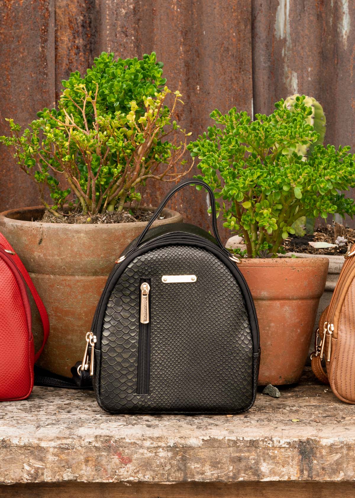 Morral en cuero color café con cierre frontal 105310