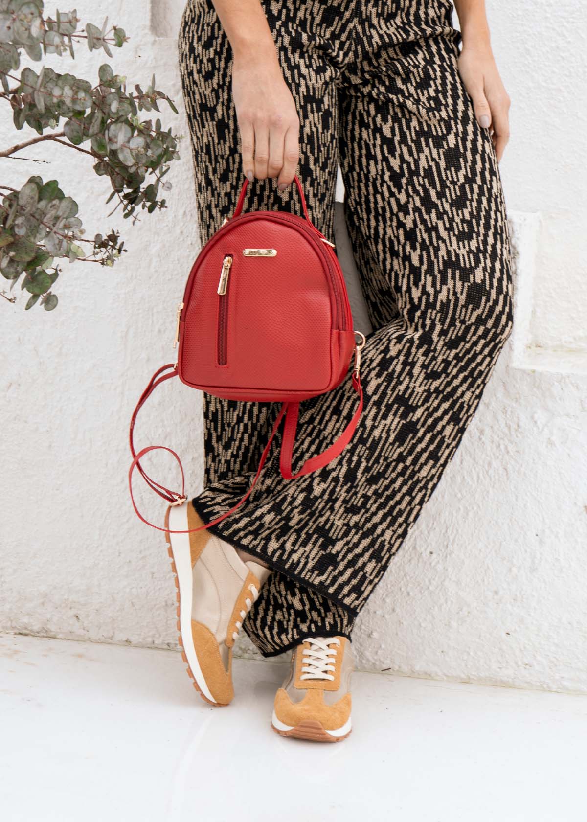 Morral en cuero color rojo con cierre frontal 105310