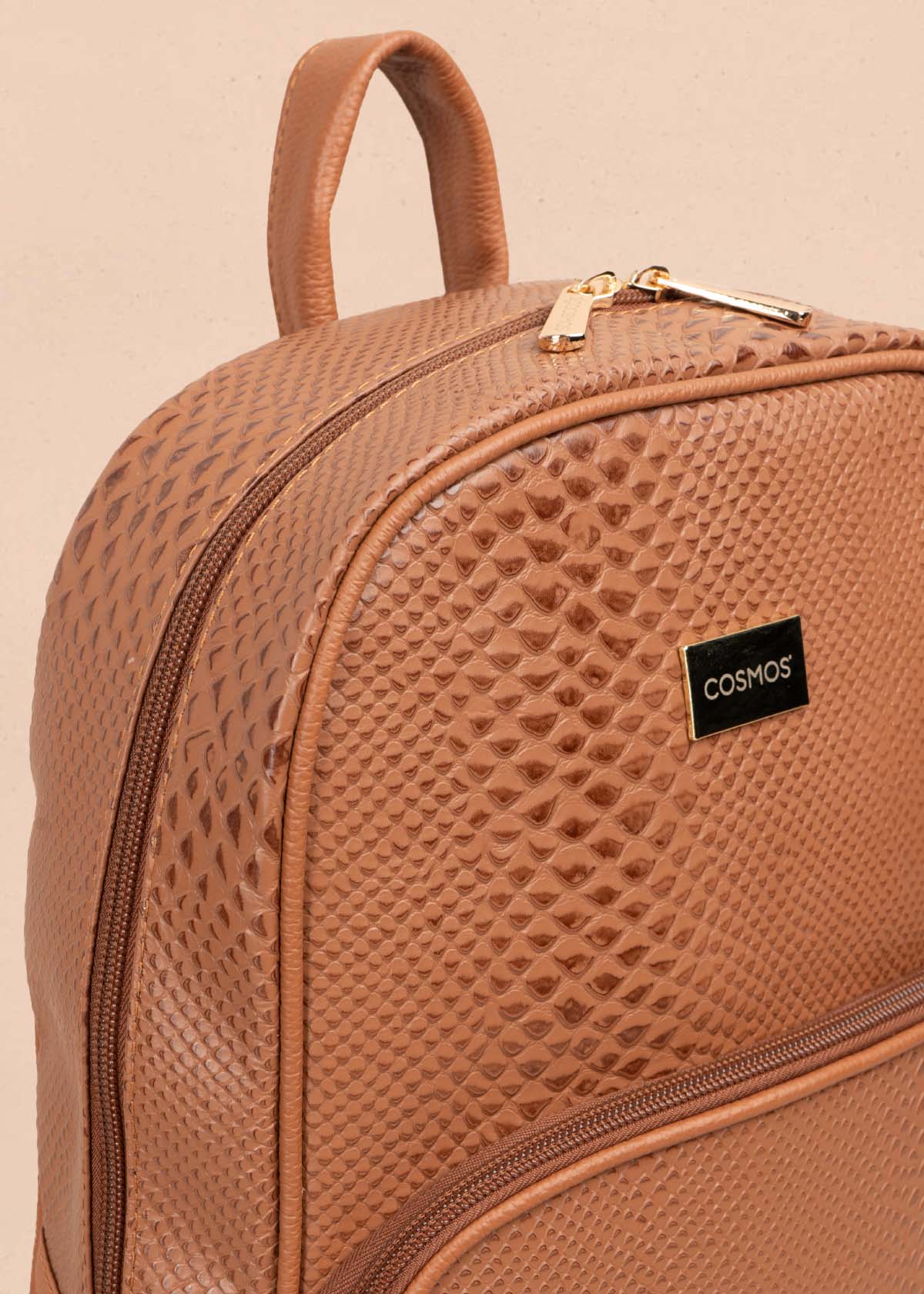 MORRAL EN CUERO COLOR TABACO CON TEXTURA CROCO 105311