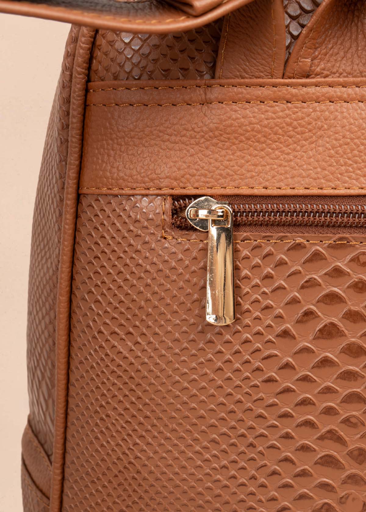 MORRAL EN CUERO COLOR TABACO CON TEXTURA CROCO 105311