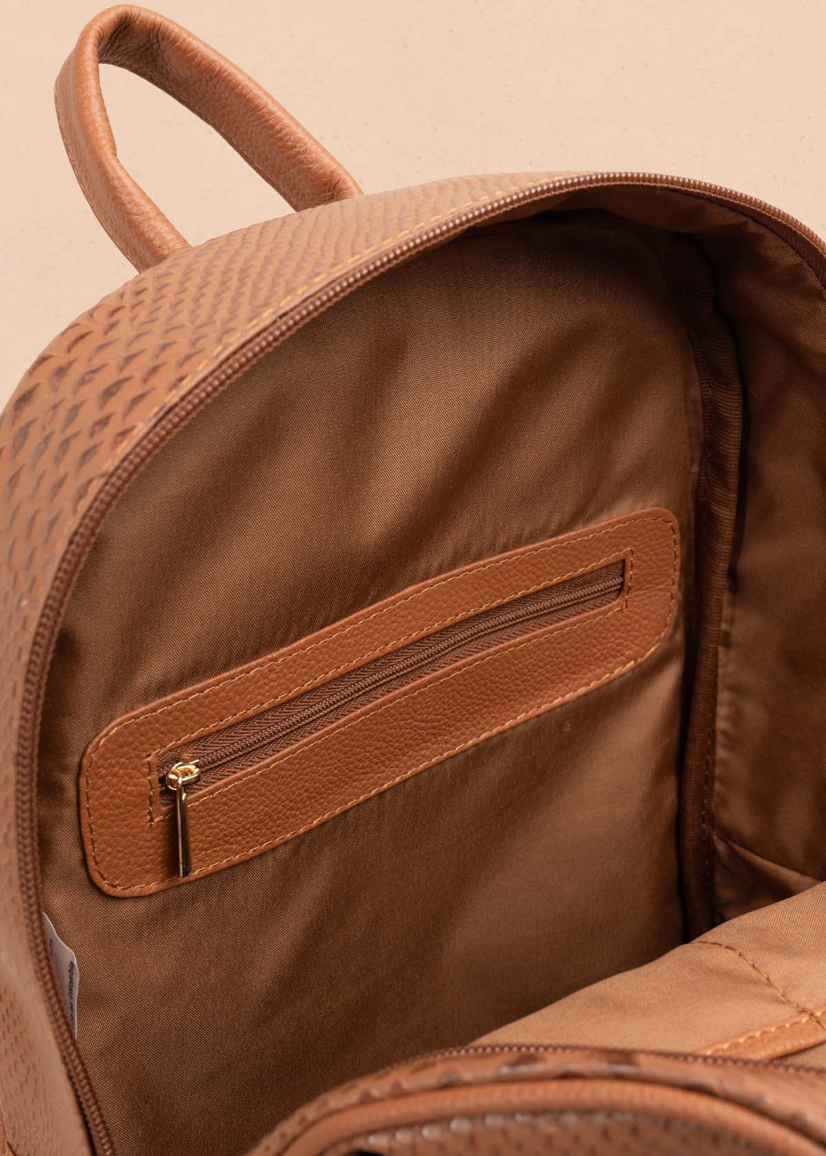 MORRAL EN CUERO COLOR TABACO CON TEXTURA CROCO 105311