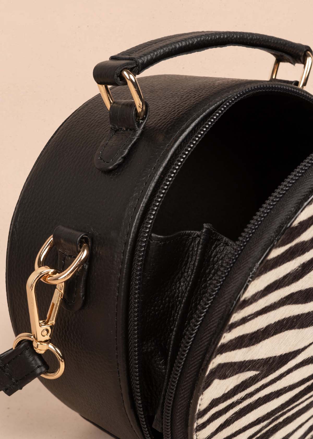Bolso tipo bandolera en cuero color negro y cuero con pelo animal print 105312