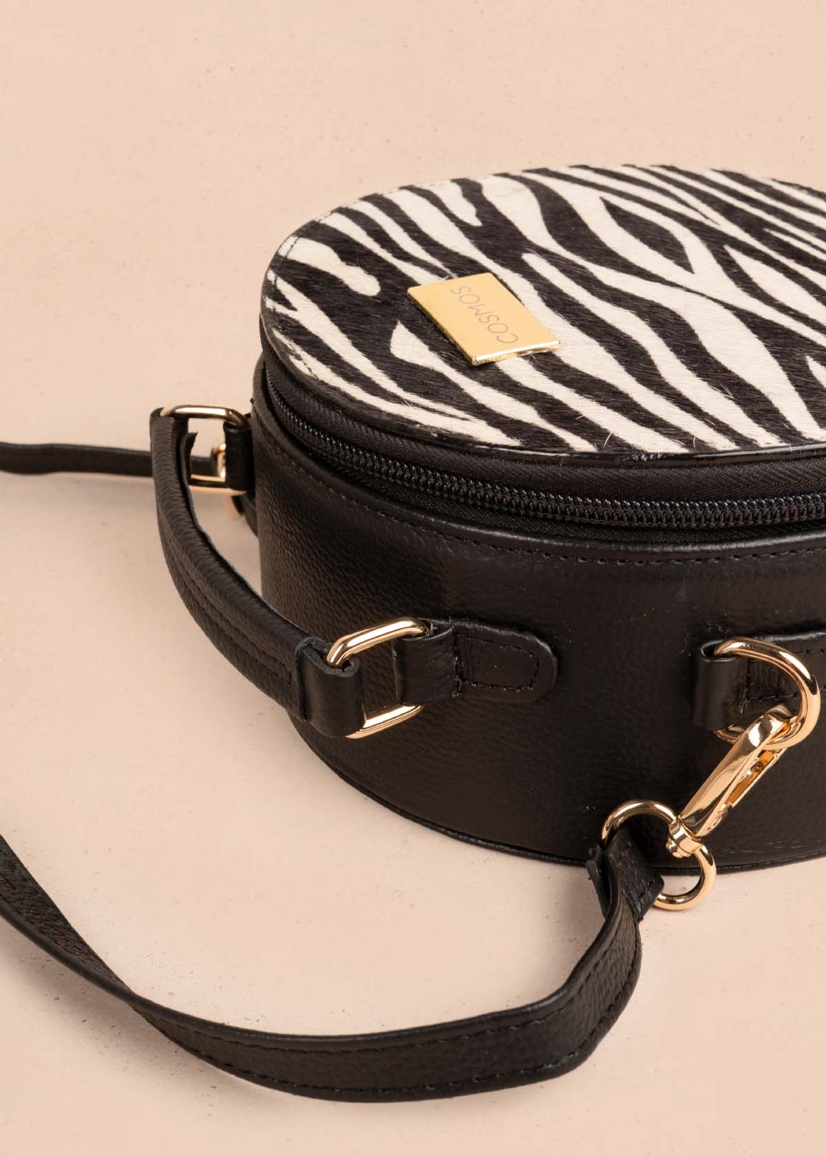 Bolso tipo bandolera en cuero color negro y cuero con pelo animal print 105312