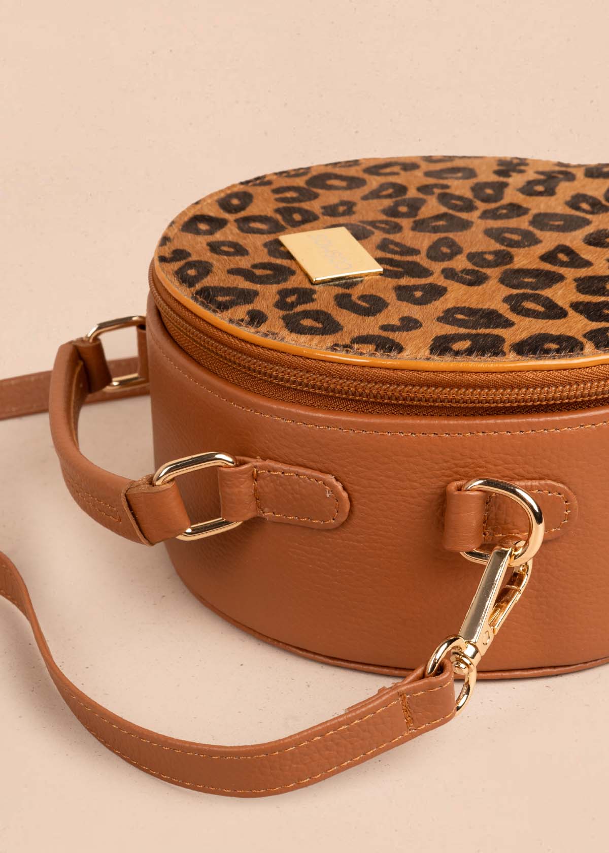 Bolso tipo bandolera en cuero color tabaco y cuero con pelo animal print 105312