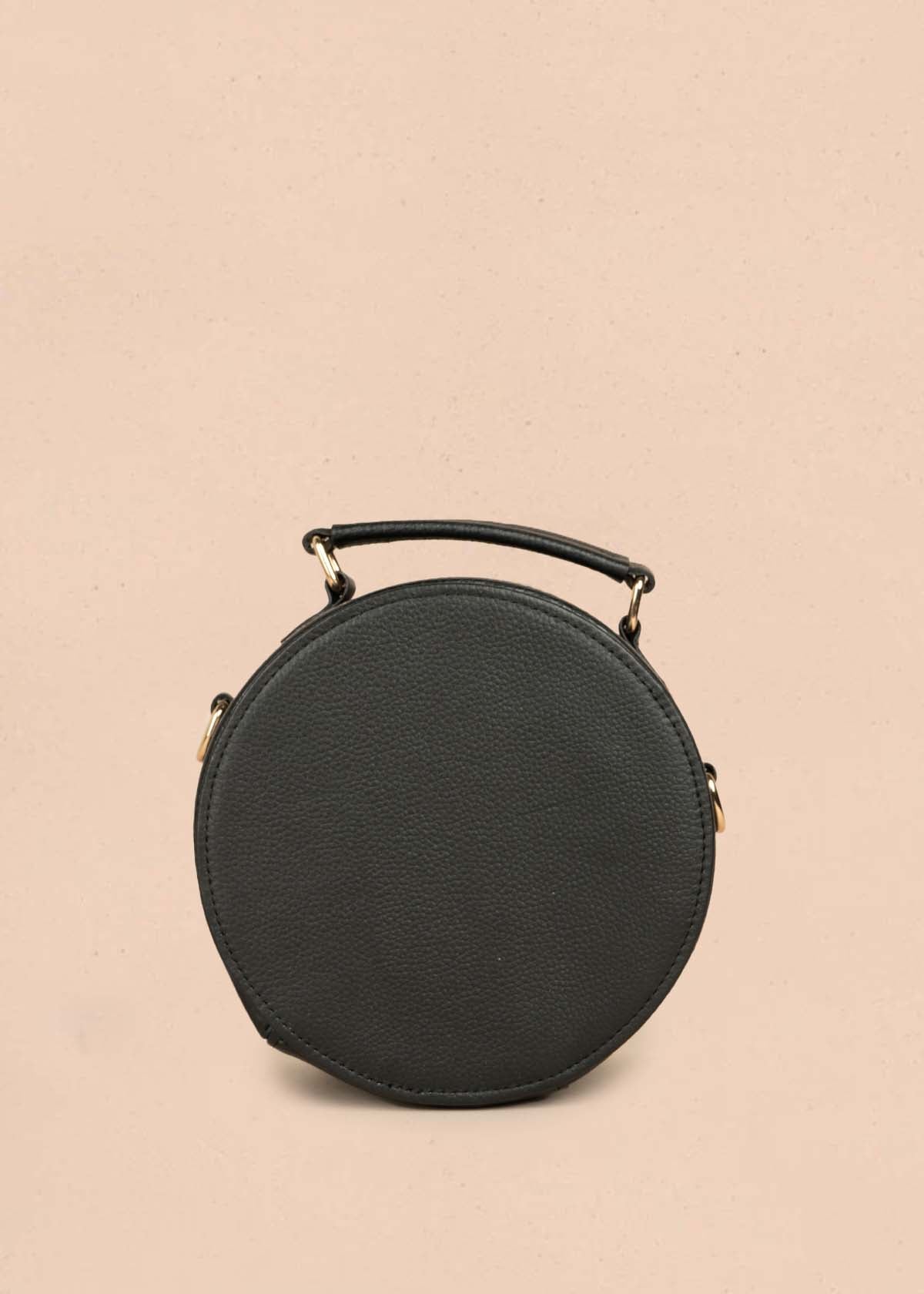 Bolso manos libres en cuero color negro 105313